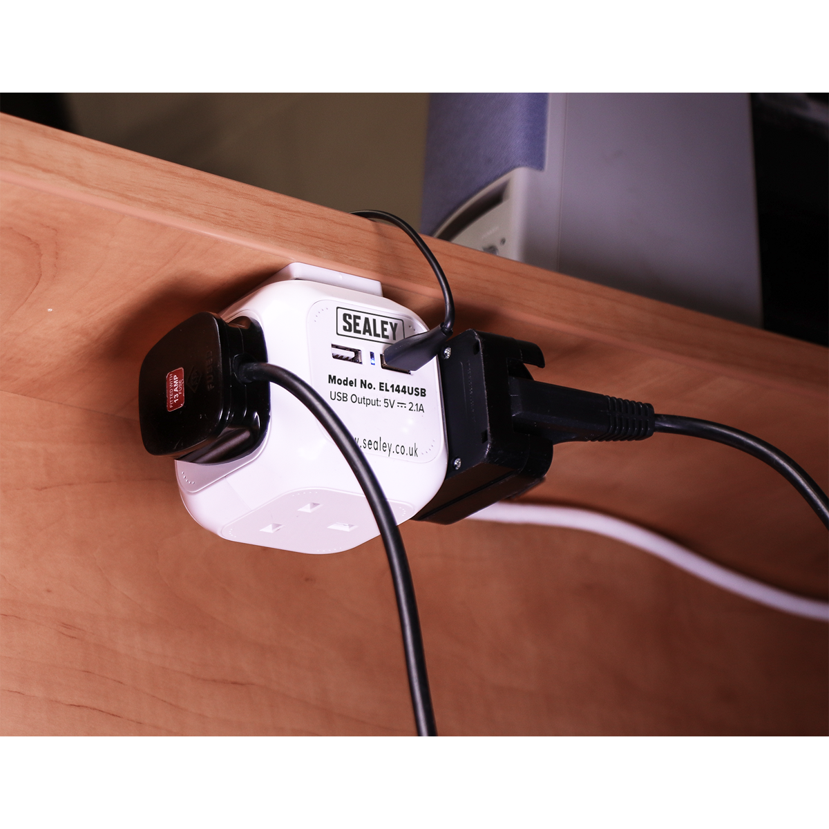 Sealey 4 Way 2xUSB 1.4m Cube Extension Lead 4x230V 2x5V 2.1A White EL144USB