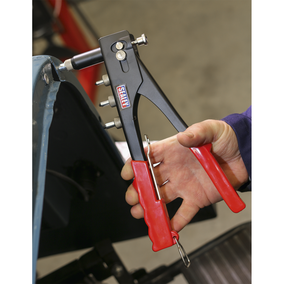 Sealey Threaded Nut Riveter Strong Body Design With Rubber Handle Grips AK393