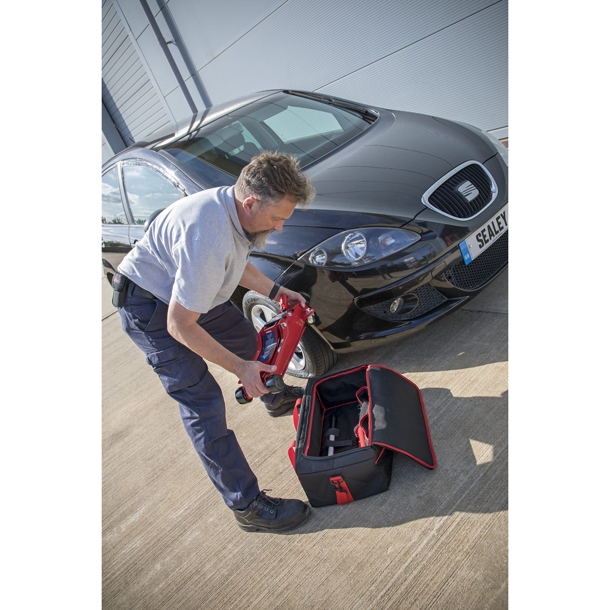 Sealey 600mm Trolley Jack Bag With Foam Padded Shoulder Strap Red/Black AP600JB