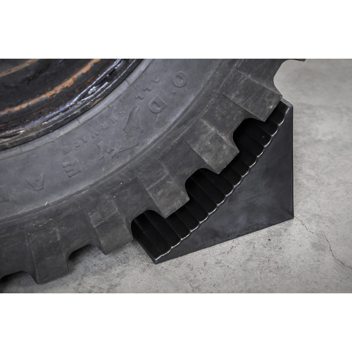 Sealey Heavy-Duty Rubber Wheel Chock Single Ø1500-1800mm Tyres 20 Tonne CWC01