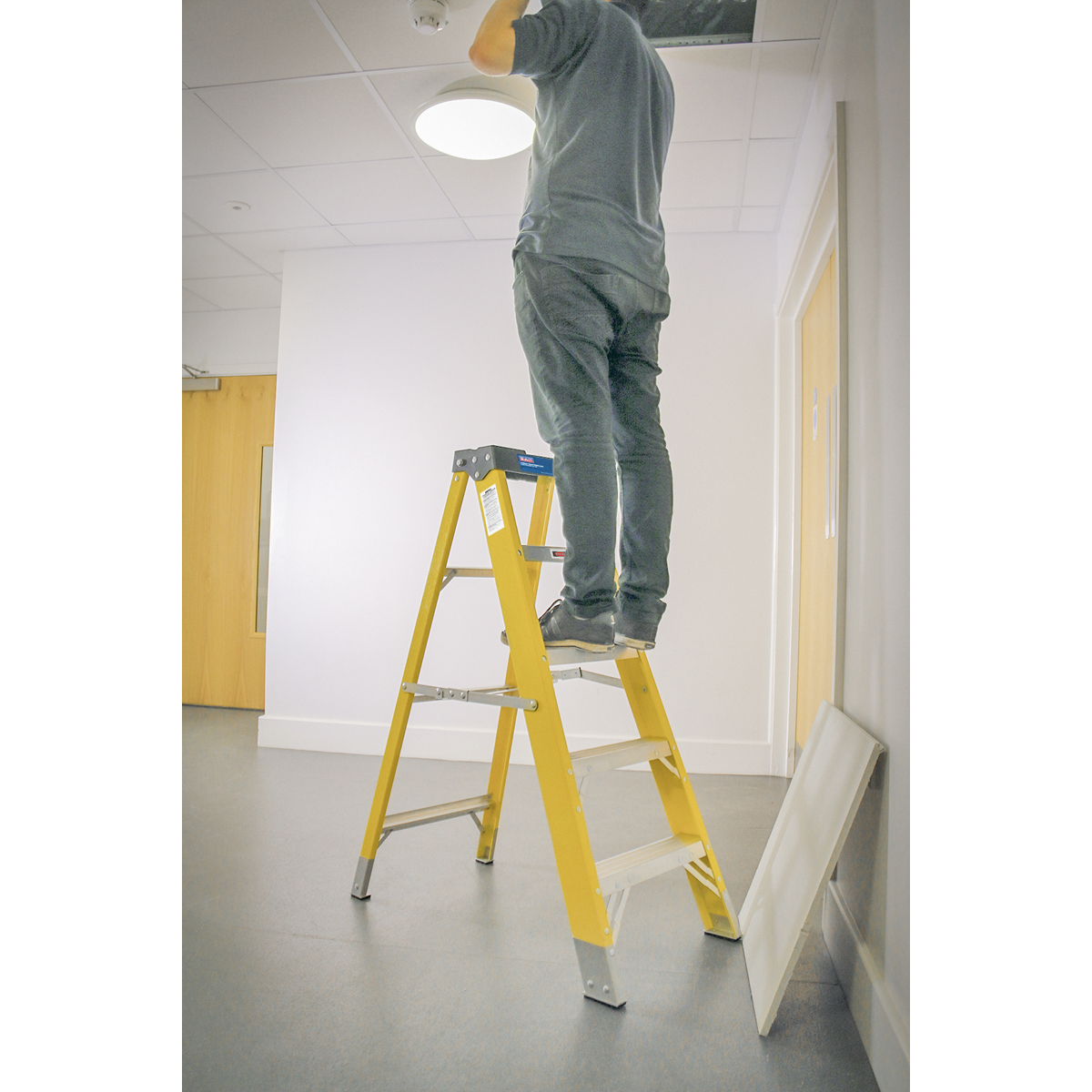 Sealey Step Ladder Fibreglass 4 Steps 150kg Capacity 1.4m Height Anti Slip FSL5