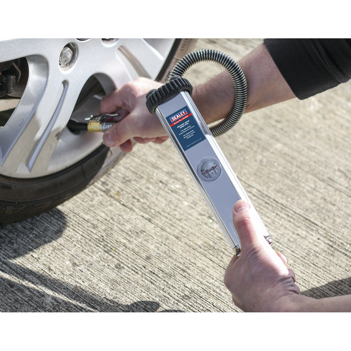 Sealey Tyre Inflator With Clip On Connector Range 0-9.6 Bar 0-140PSI SA395