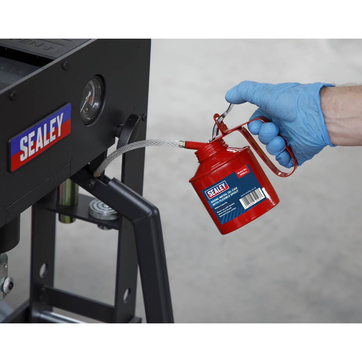 Sealey Metal Oil Can With Flexible Spout For Lubricating 500mL Red TP05