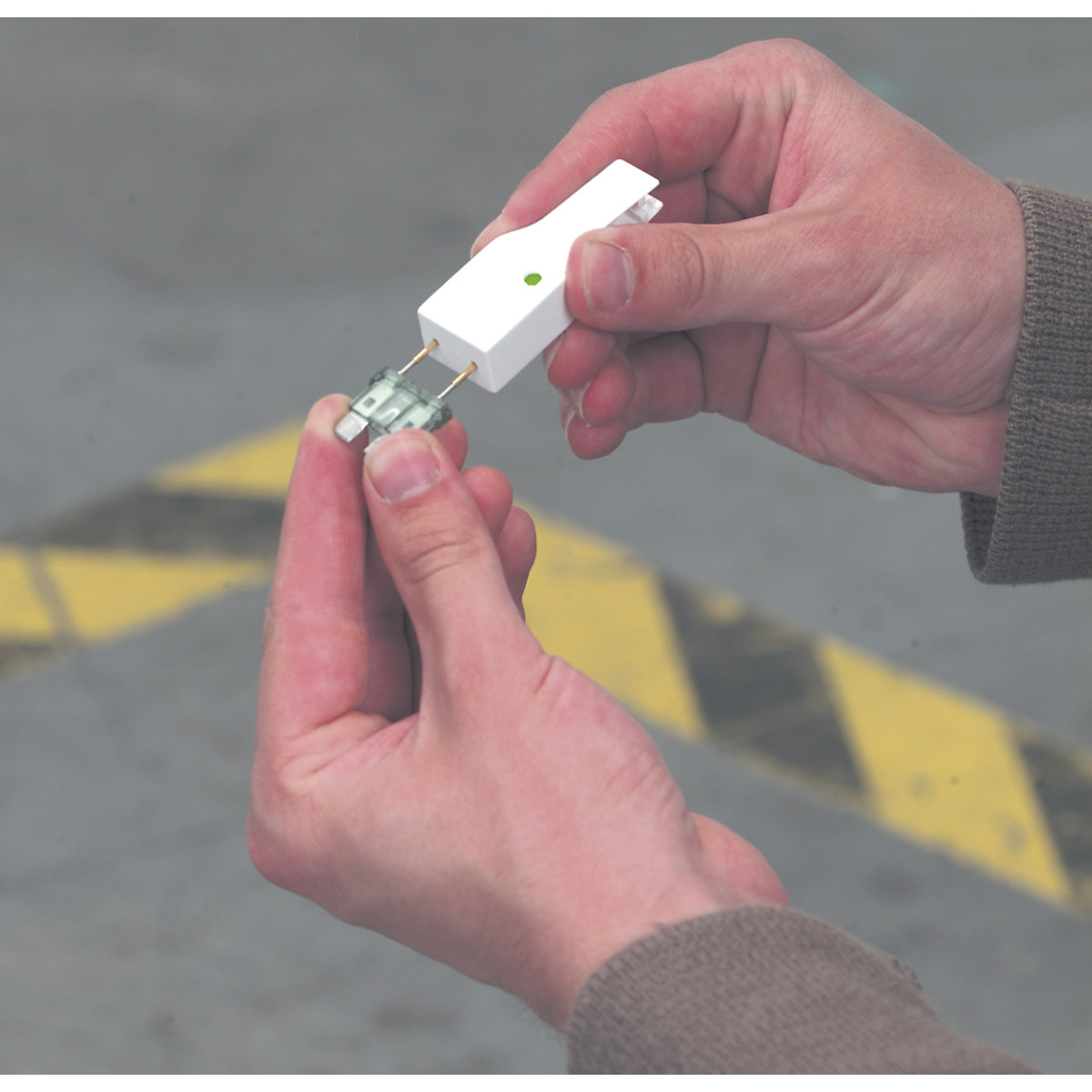 Sealey Automotive Fuse Checker & Puller With Green LED Indicator - White CFT1