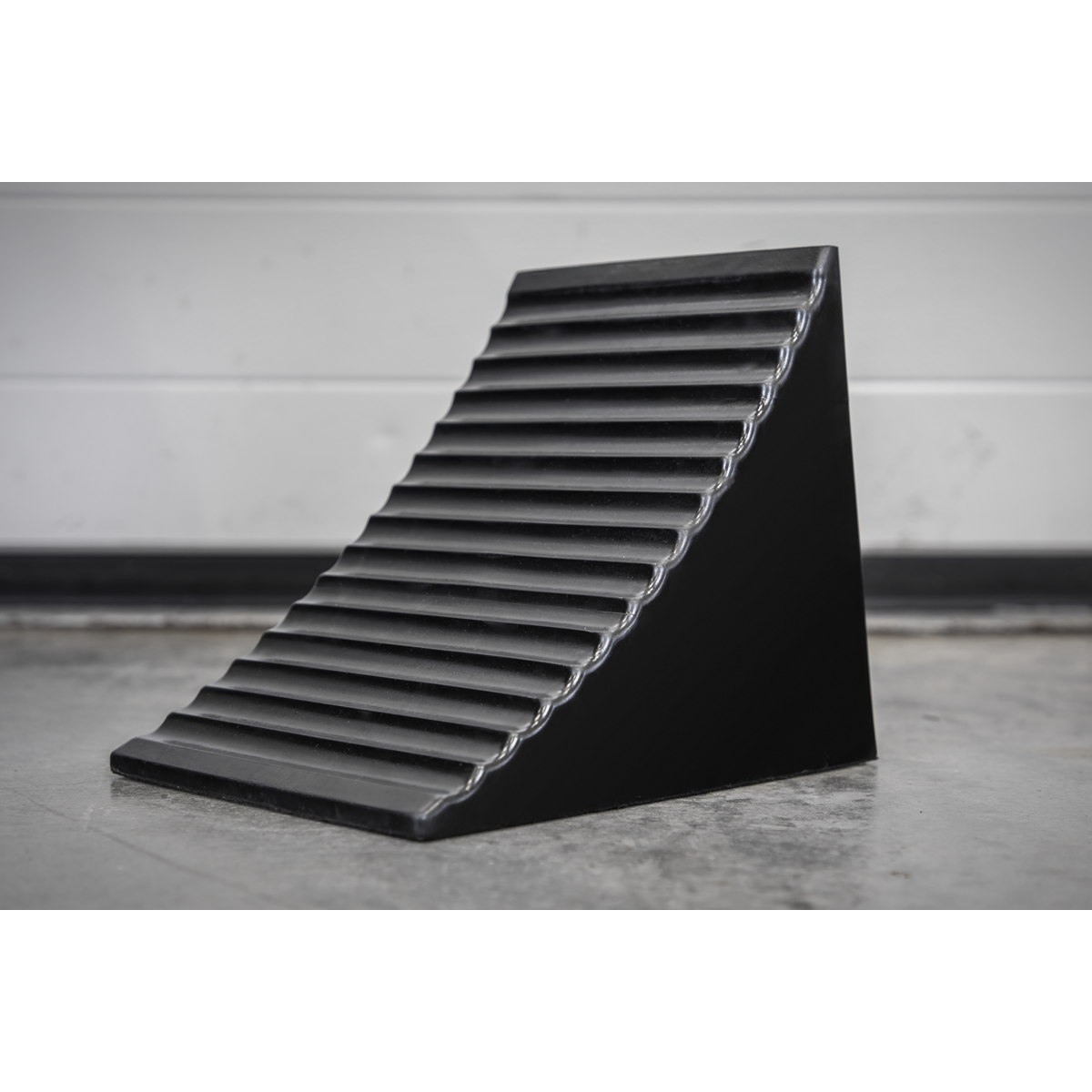 Sealey Heavy-Duty Rubber Wheel Chock Single Ø1500-1800mm Tyres 20 Tonne CWC01