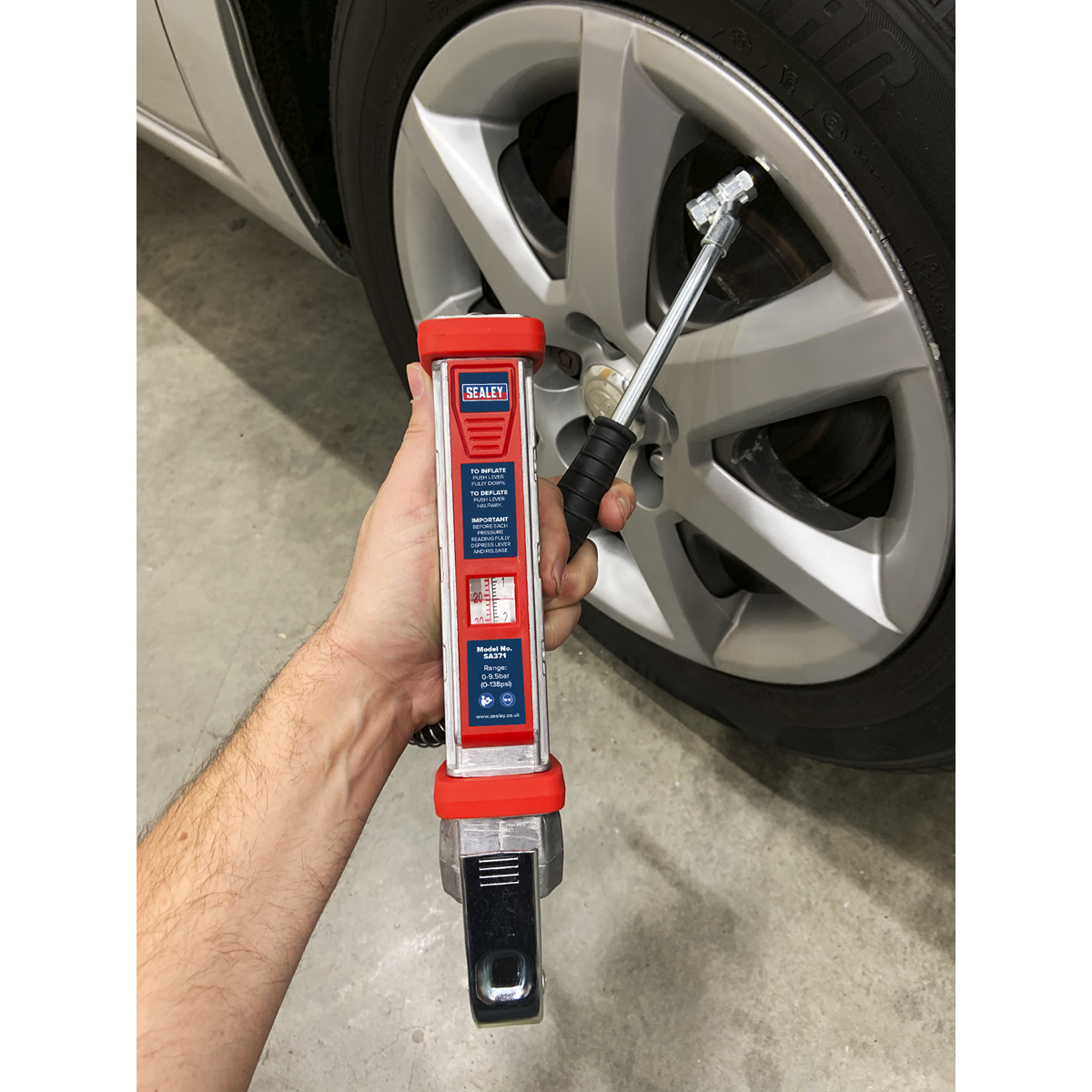 Sealey Tyre Inflator 0.5m Hose With Twin Push-On Connector 0-9.5 Bar SA371