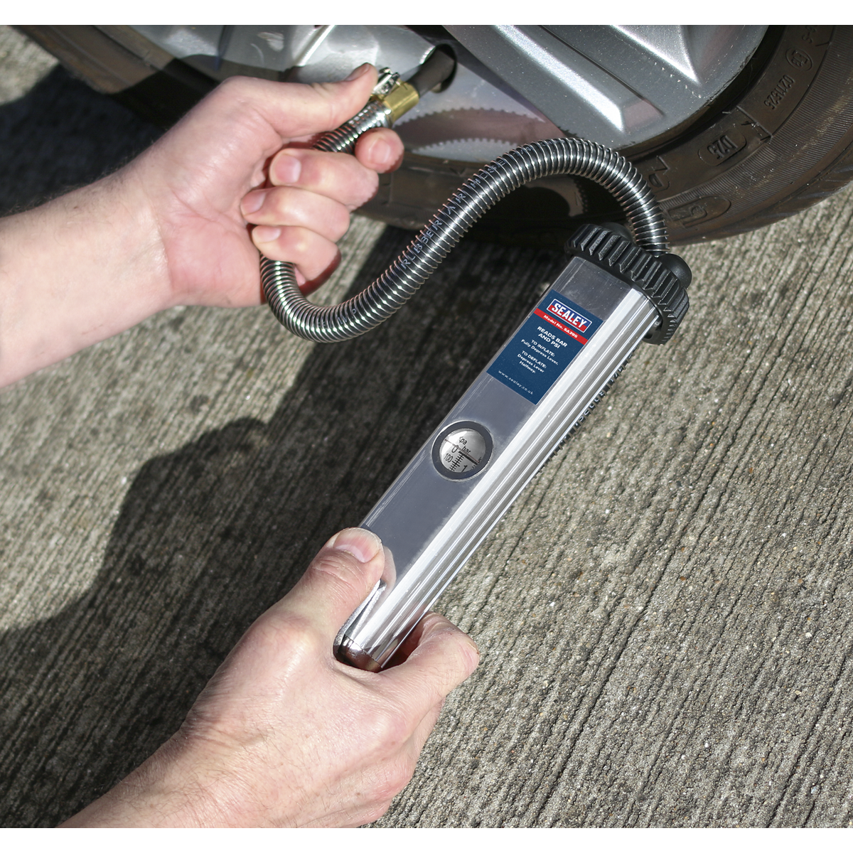 Sealey Tyre Inflator With Clip On Connector Range 0-9.6 Bar 0-140PSI SA395