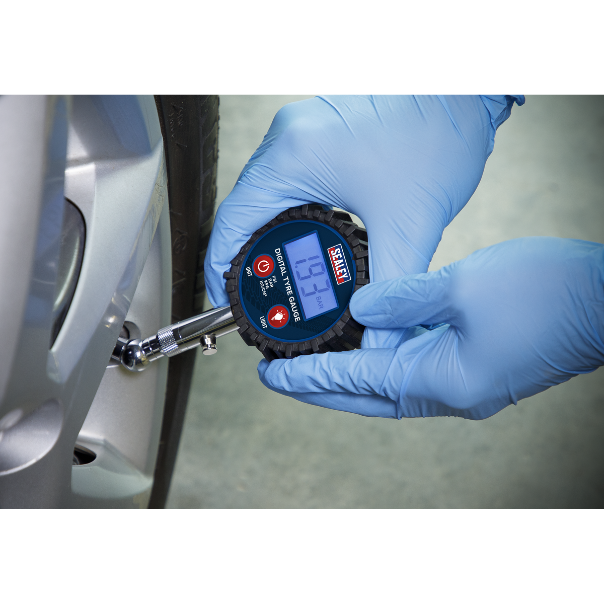 Sealey Digital Tyre Pressure Gauge With Swivel Head & Quick Release TST001
