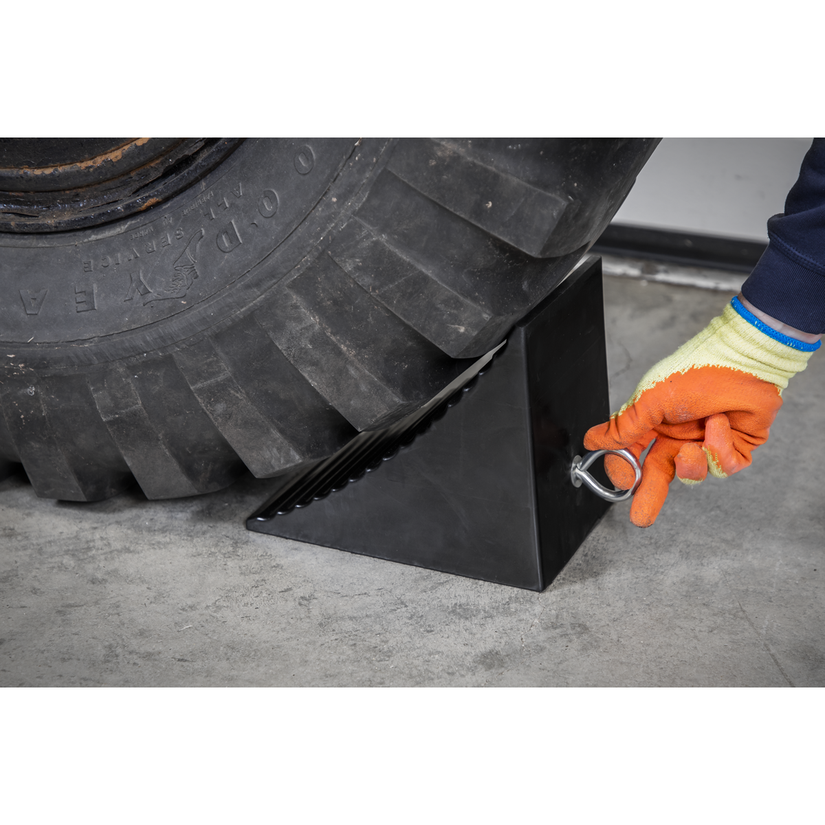 Sealey Heavy-Duty Rubber Wheel Chock Single Ø1500-1800mm Tyres 20 Tonne CWC01