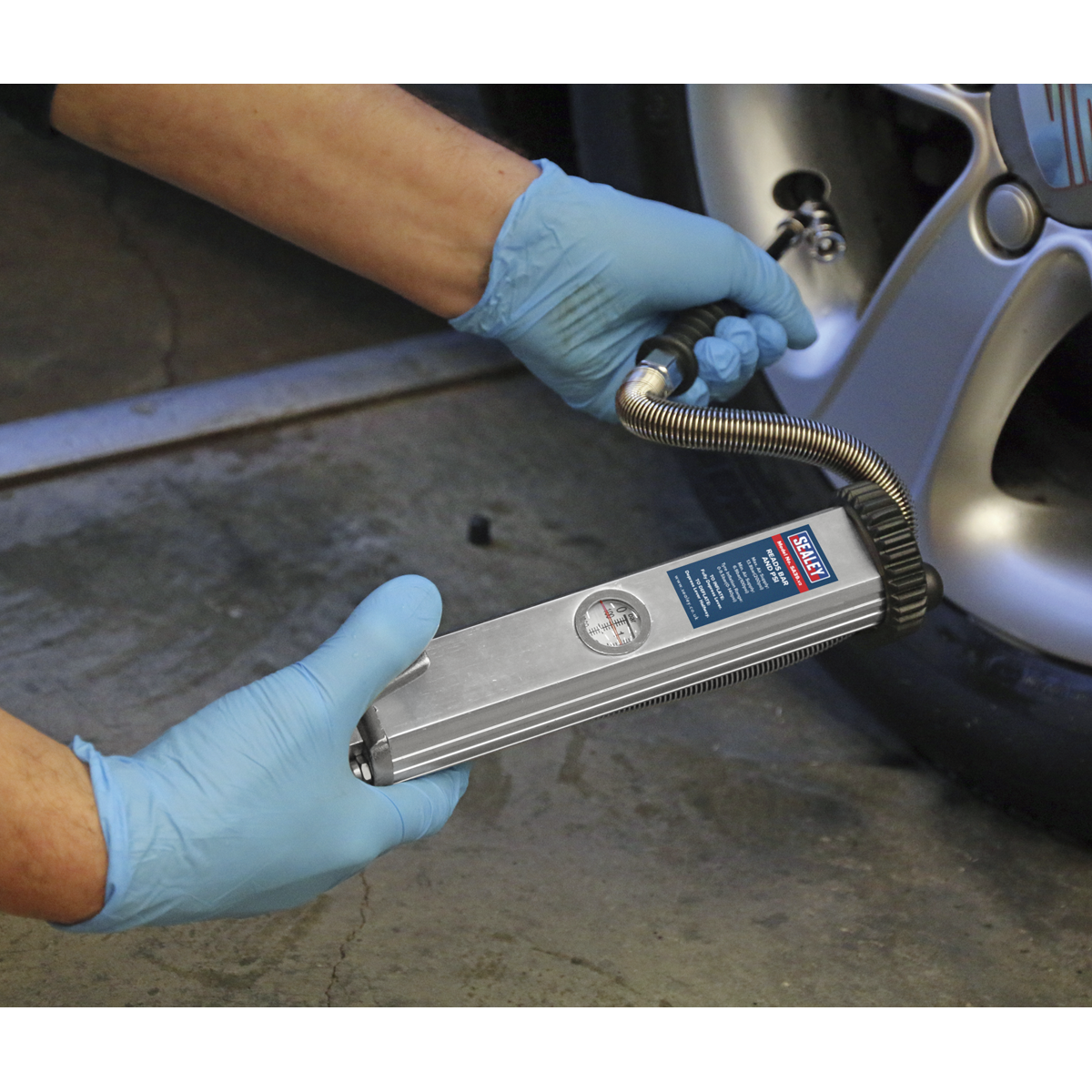 Sealey Tyre Inflator Long Type With Twin Push-On Connector 0-9.6bar SA39
