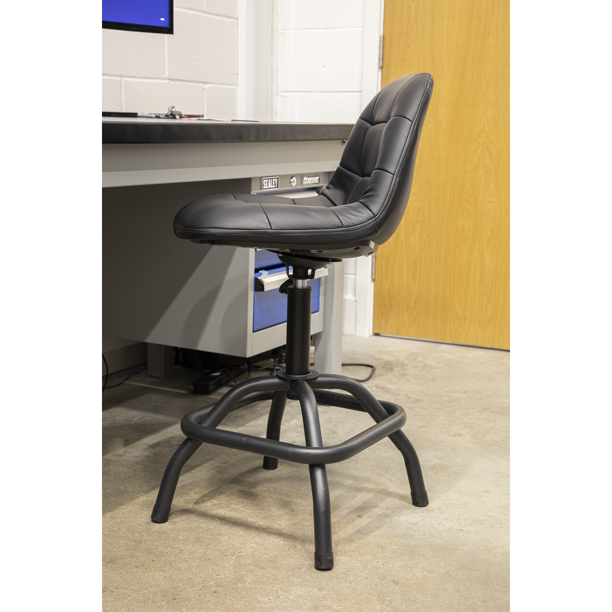 Sealey Pneumatic Workshop Stool With Adjustable Height Swivel Seat SCR01B