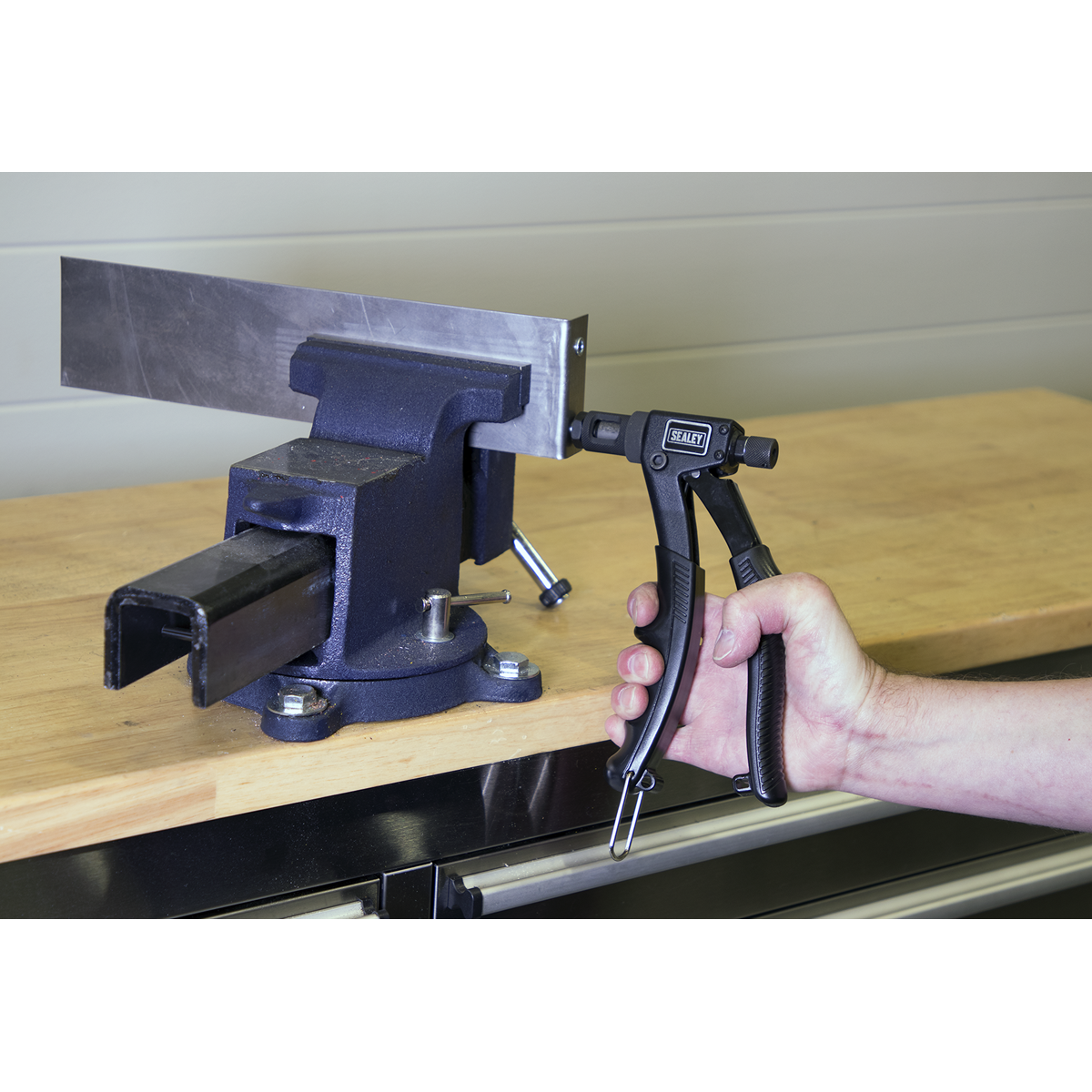 Sealey Threaded Nut Riveter Curve Design With Rubber Grip Handle AK3986