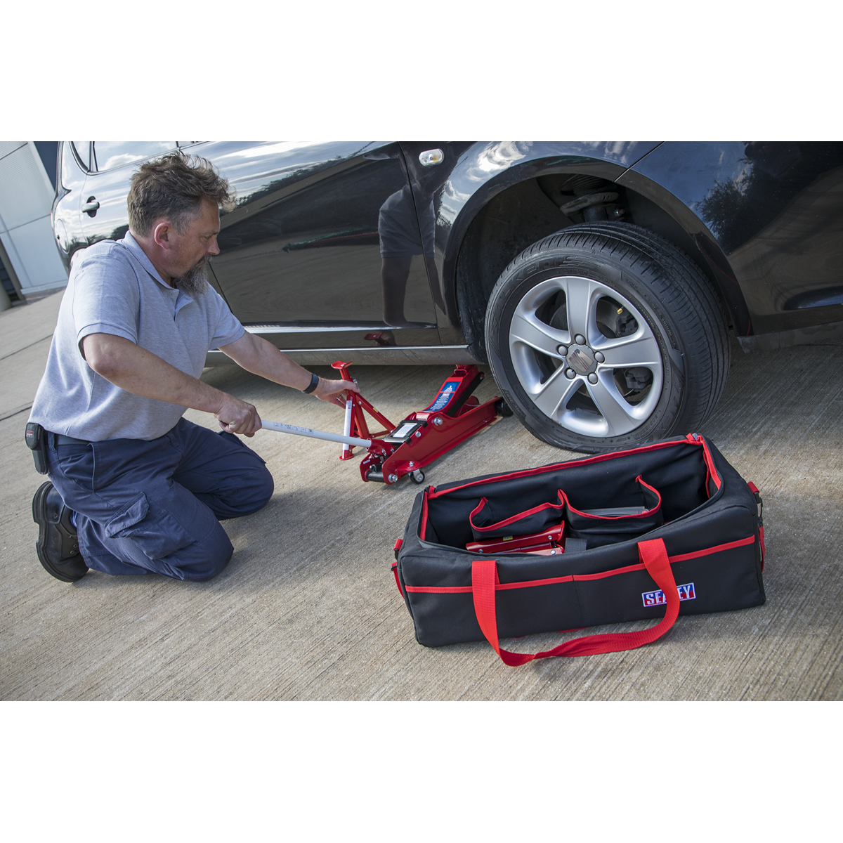 Sealey 600mm Trolley Jack Bag With Foam Padded Shoulder Strap Red/Black AP600JB