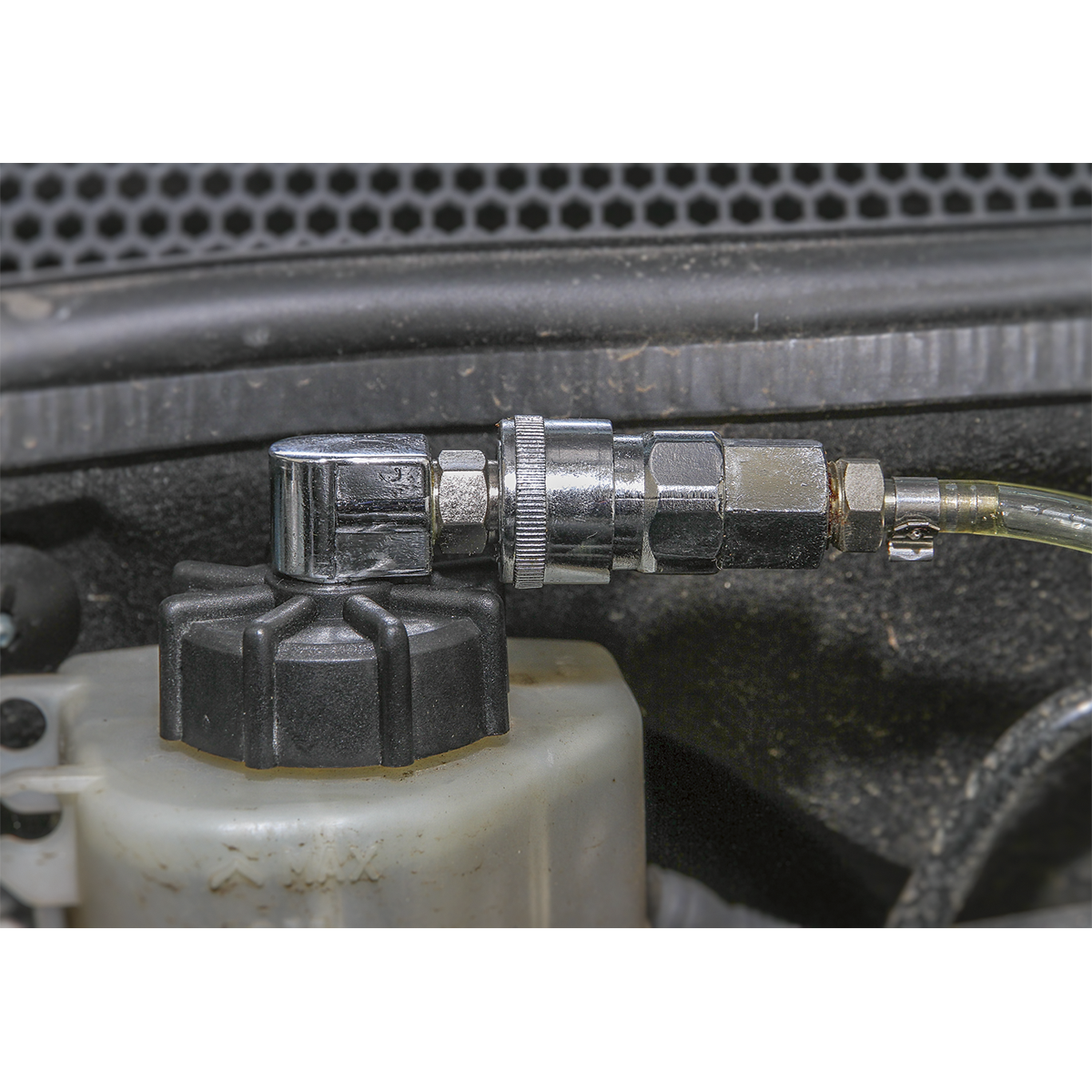Sealey Pneumatic Brake & Clutch Bleeder With Fluid Shut-Off Valve VS821