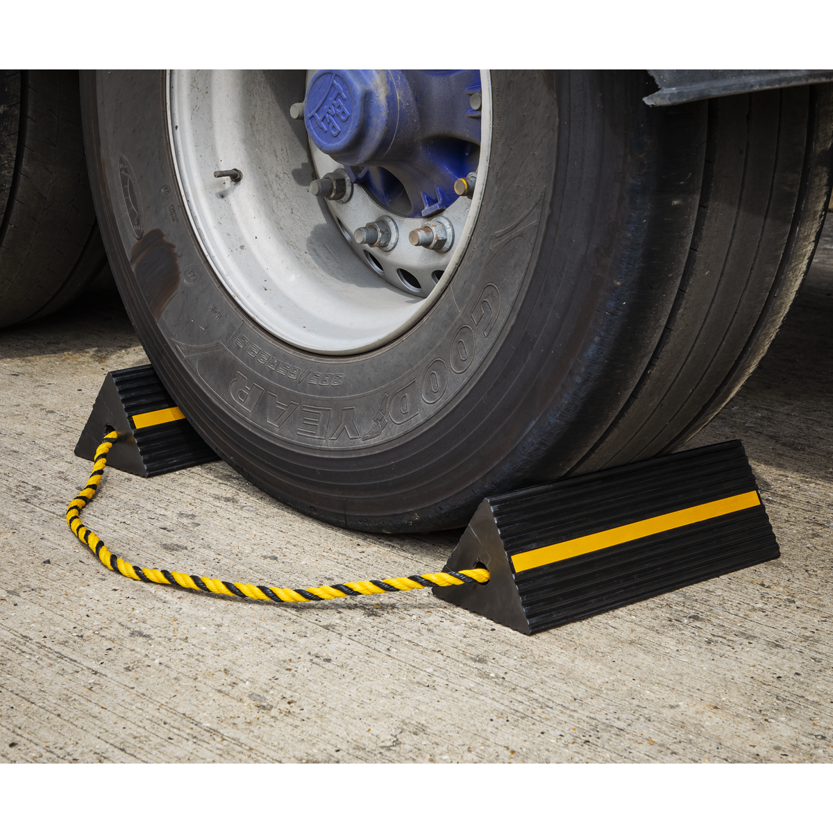 Sealey Heavy Duty Rubber Wheel Chocks 8kg x2 Brake Stopper Tyre Saver WC11
