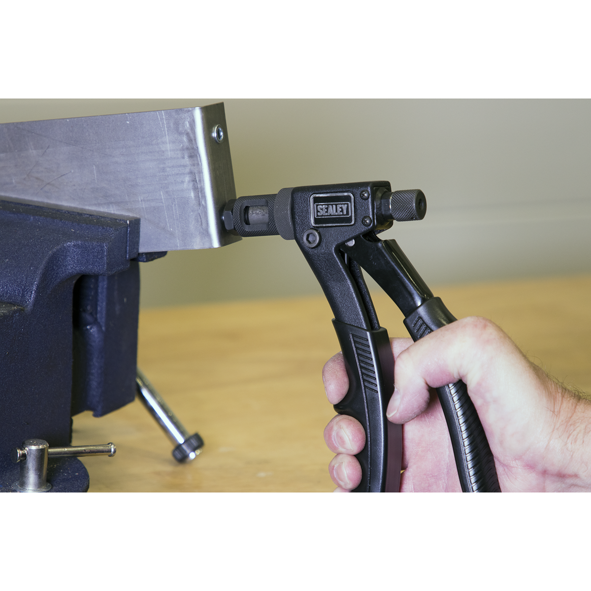Sealey Threaded Nut Riveter Curve Design With Rubber Grip Handle AK3986