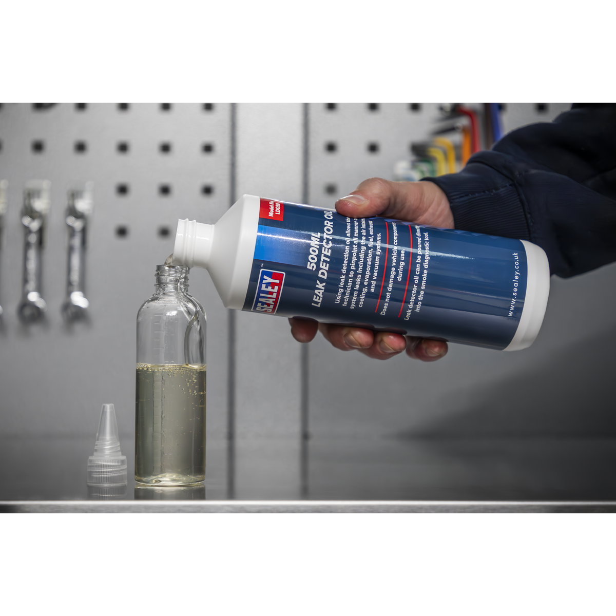 Sealey Leak Detector Oil 500mL Diagnostic Tool Easy To Use For VS868 VS869 VS870