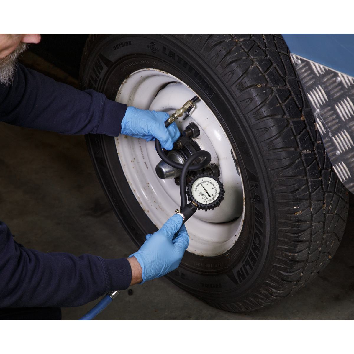 Sealey Tyre Inflator With Clip-On Connector and Dial Type Gauge 1/4" BSP SA399
