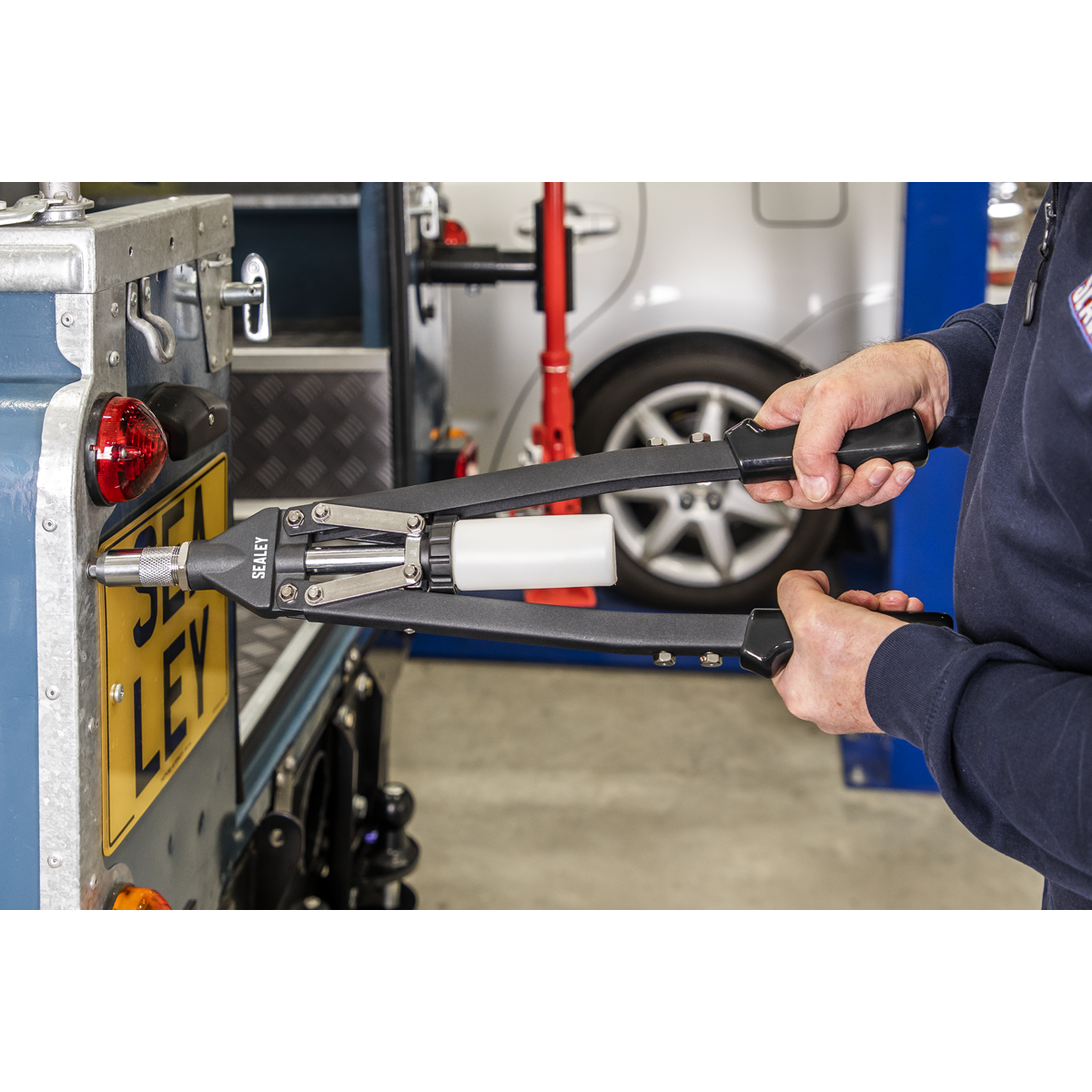 Sealey Heavy Duty Long-Arm Riveter With Collection Bowl & Long Arms AK3981