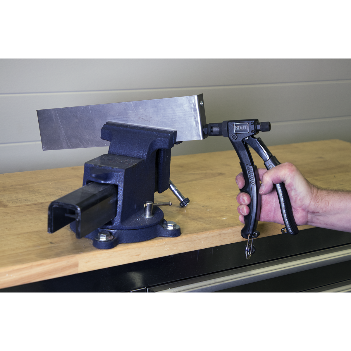 Sealey Threaded Nut Riveter Curve Design With Rubber Grip Handle AK3986