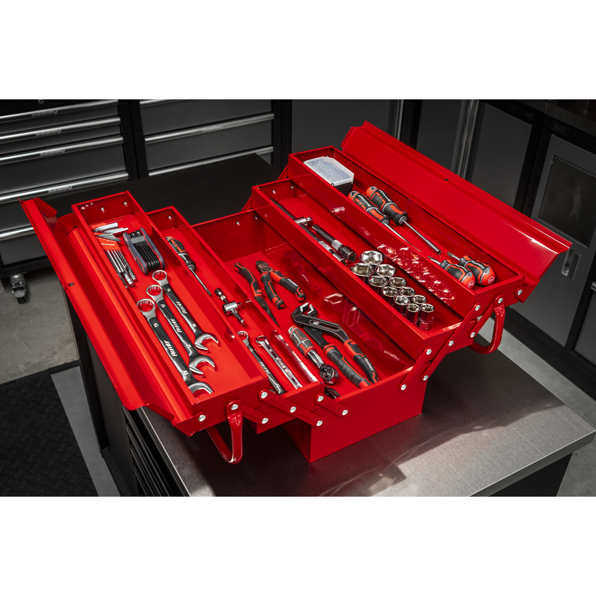 Sealey 530mm 4 Tray Cantilever Toolbox With Central Tool Storage Area AP521