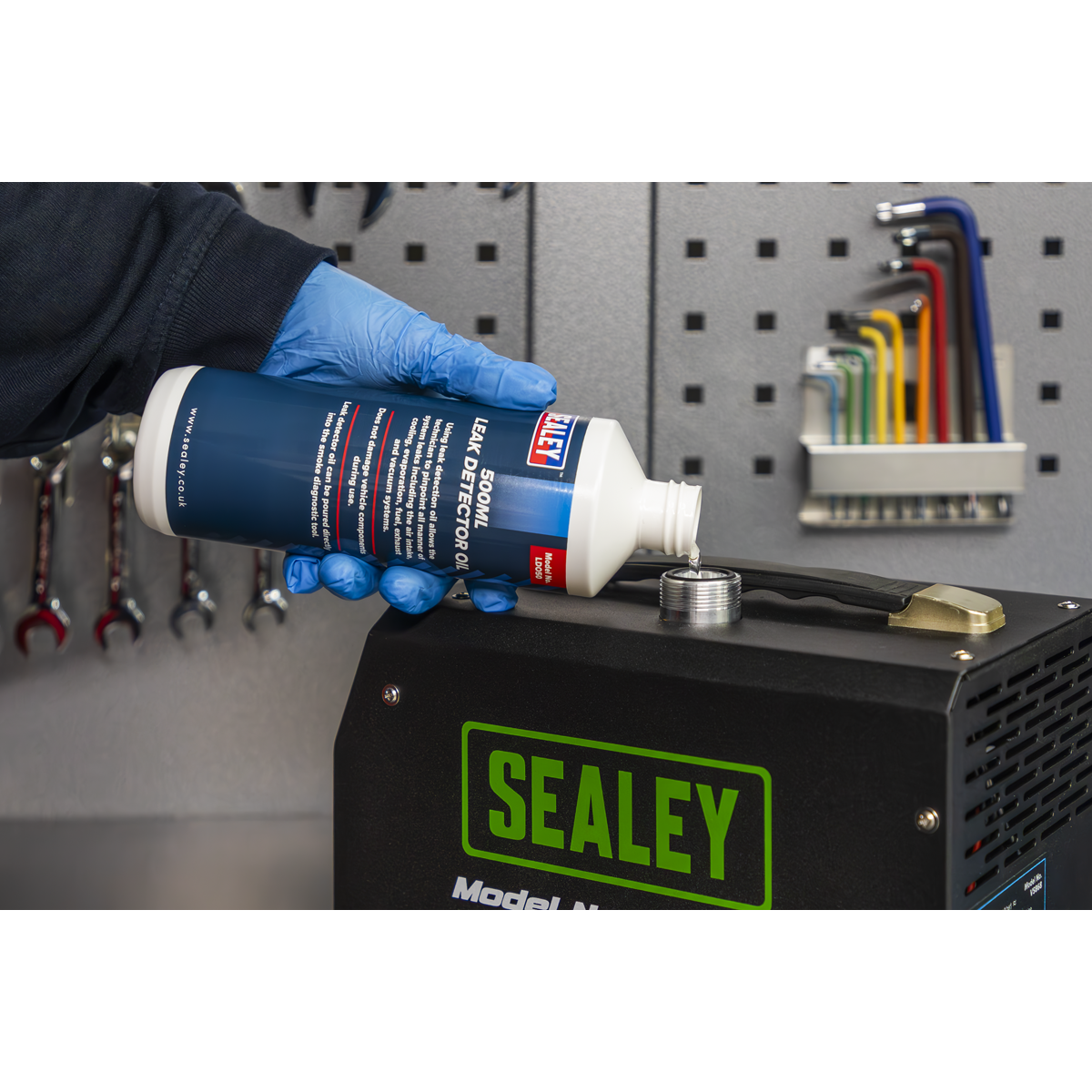 Sealey Leak Detector Oil 500mL Diagnostic Tool Easy To Use For VS868 VS869 VS870