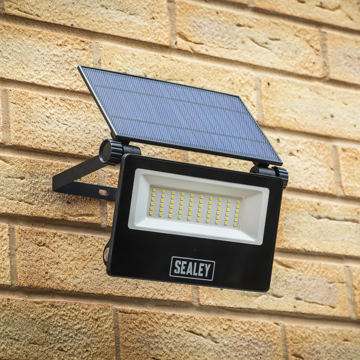 Sealey Extra-Slim Solar Floodlight With Wall Bracket 30W SMD LED 3000LM LED30S
