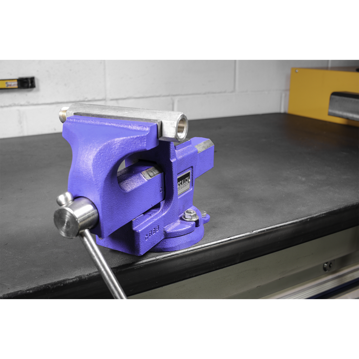 Sealey 100mm Quick Action Swivel Base SG Iron Vice With Built-In Anvil QAVE100