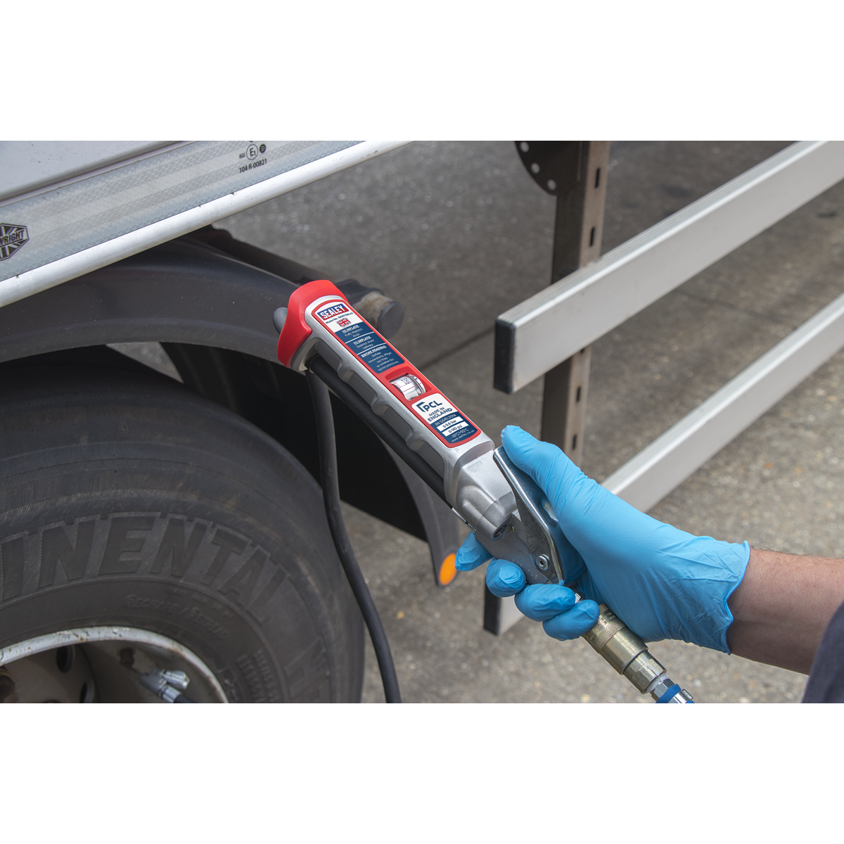 Sealey Professional Tyre Inflator W/ 2.75M Hose and Clip-On Connector SA37/94