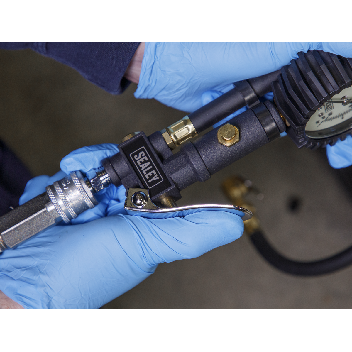 Sealey Tyre Inflator With Clip-On Connector and Dial Type Gauge 1/4" BSP SA399