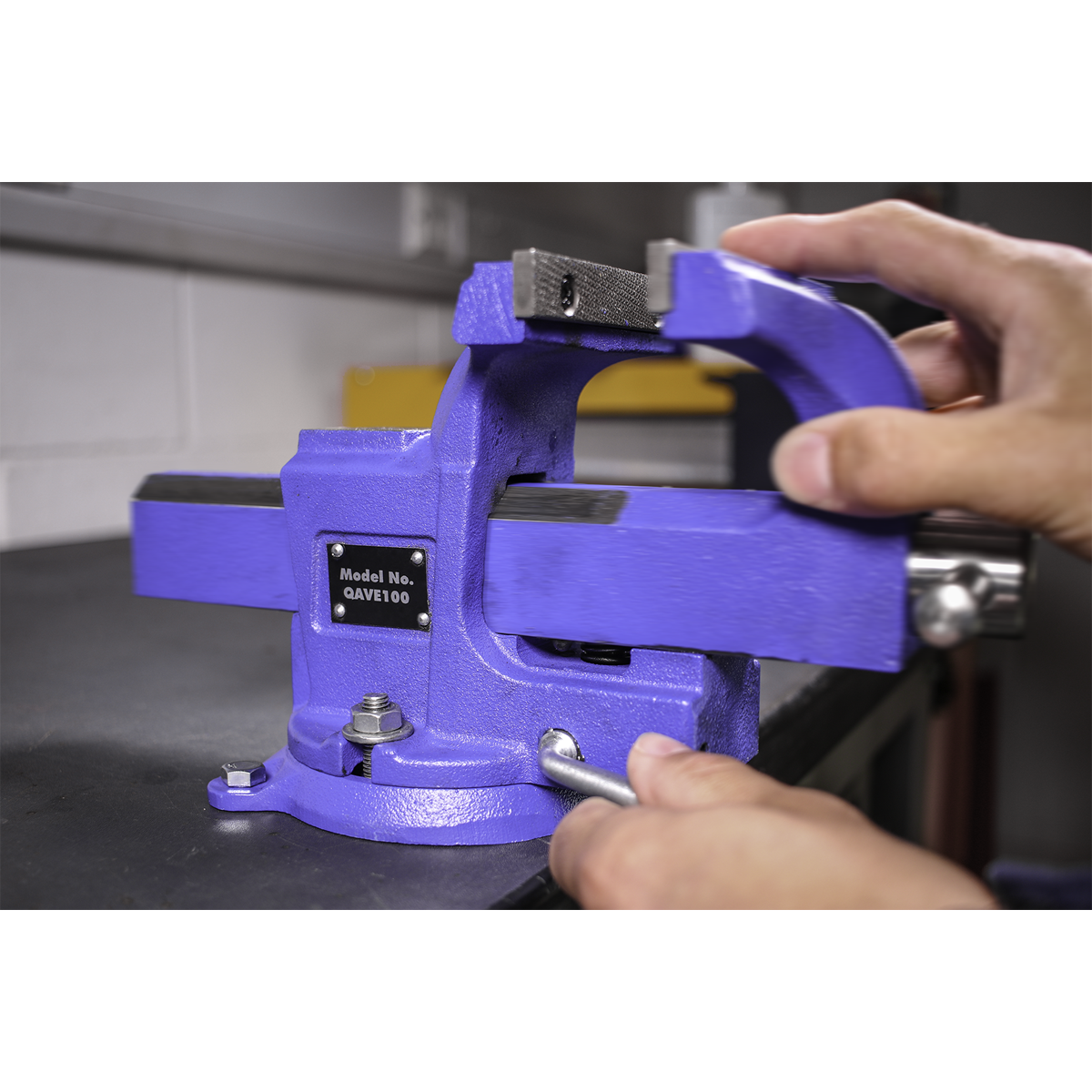 Sealey 100mm Quick Action Swivel Base SG Iron Vice With Built-In Anvil QAVE100