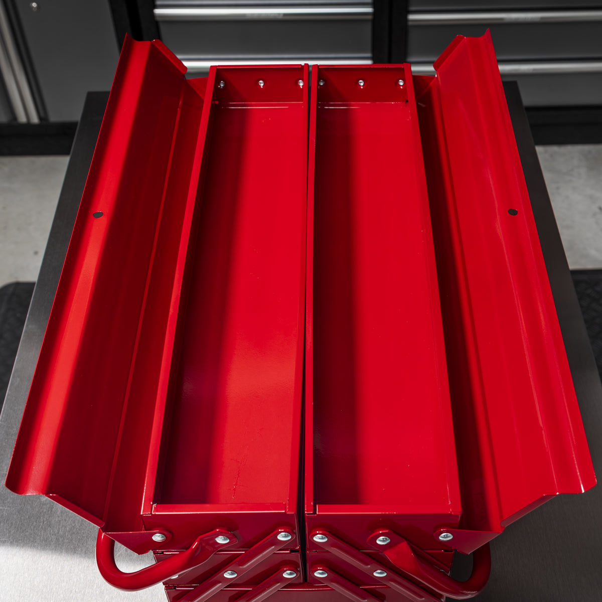 Sealey 530mm 4 Tray Cantilever Toolbox With Central Tool Storage Area AP521