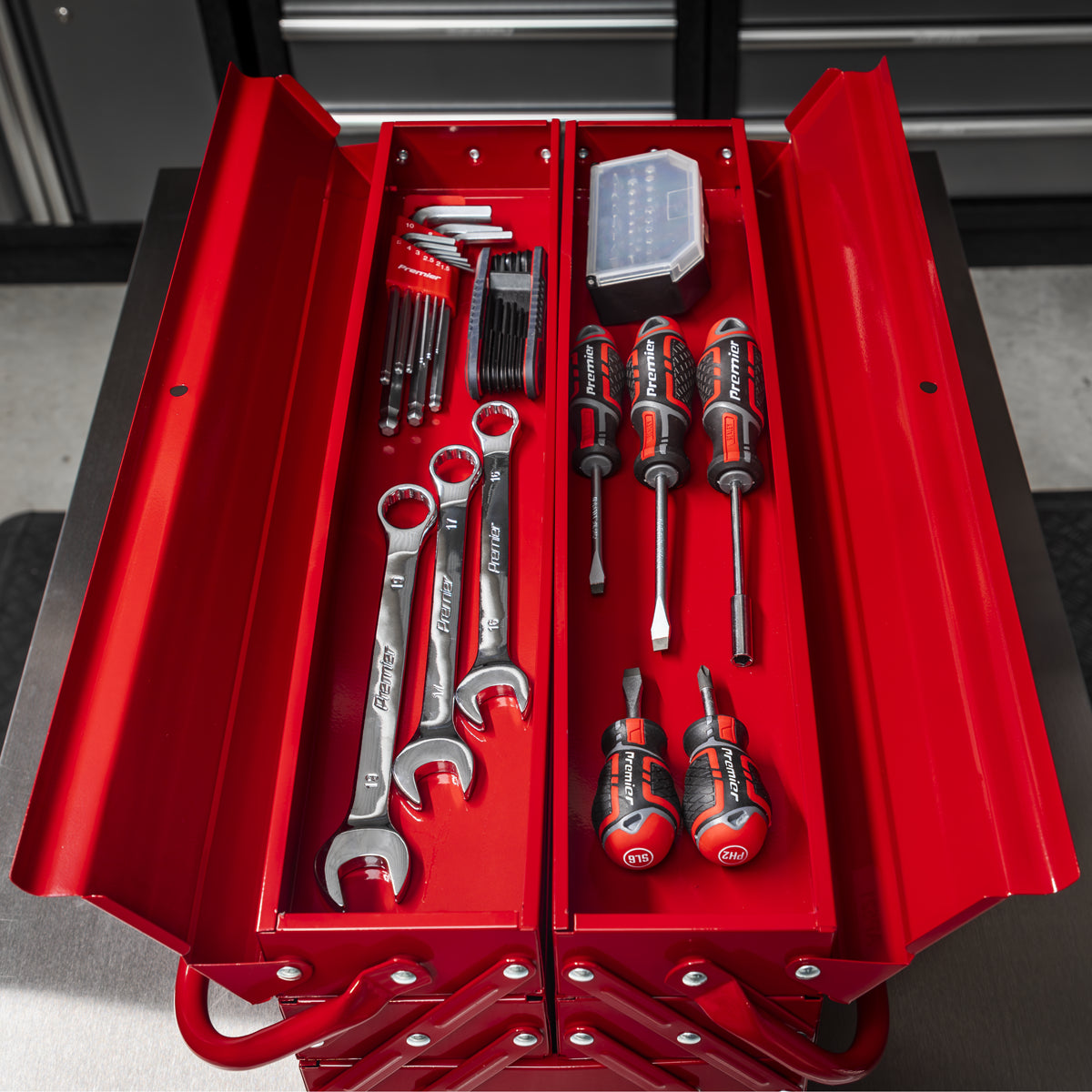 Sealey 530mm 4 Tray Cantilever Toolbox With Central Tool Storage Area AP521