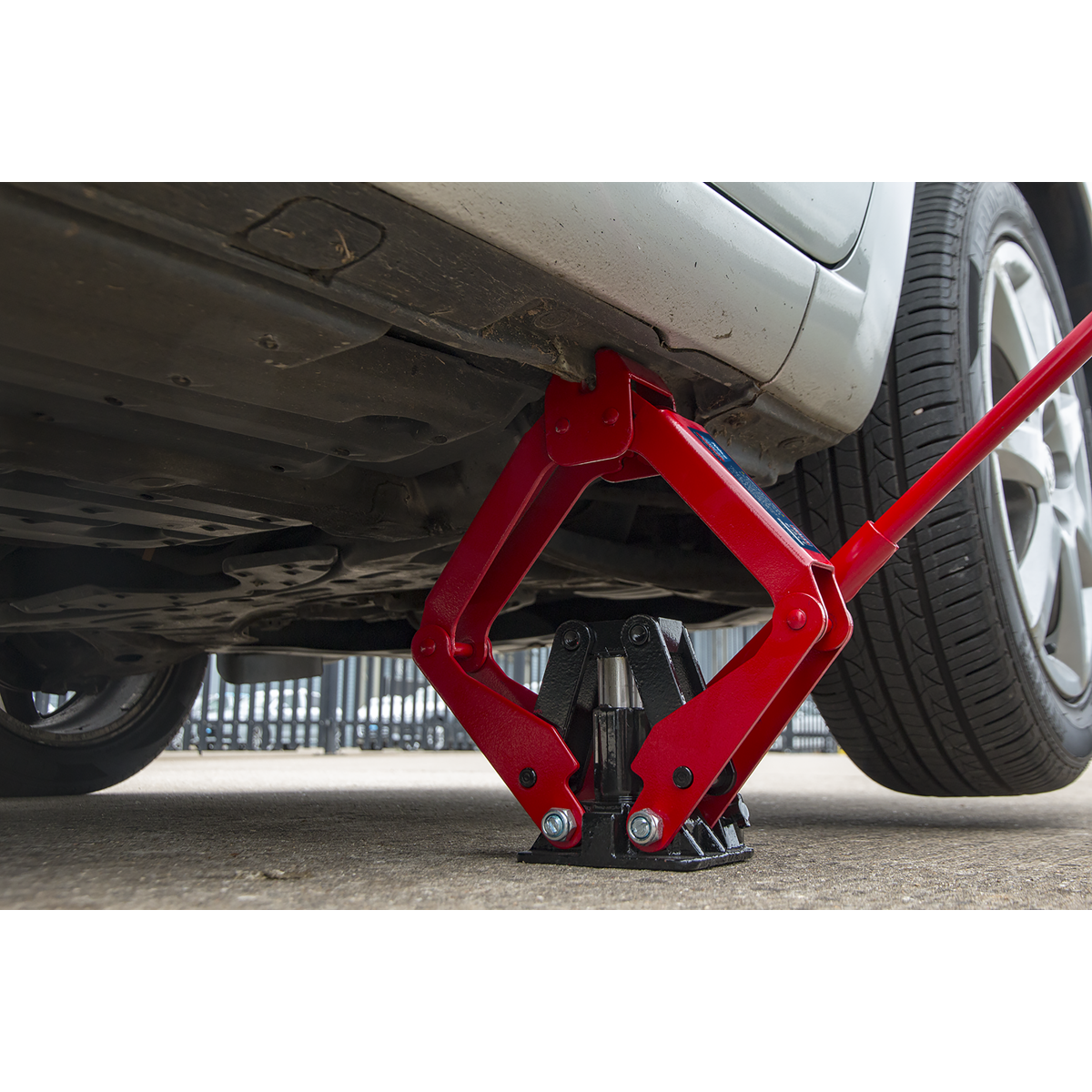 Sealey Hydraulic Scissor Jack With One-Piece Pumping Handle 700kg HSJ07