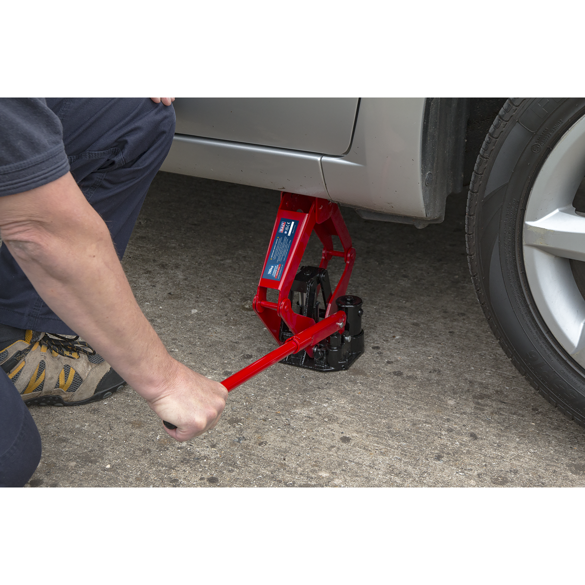 Sealey Hydraulic Scissor Jack With One-Piece Pumping Handle 700kg HSJ07