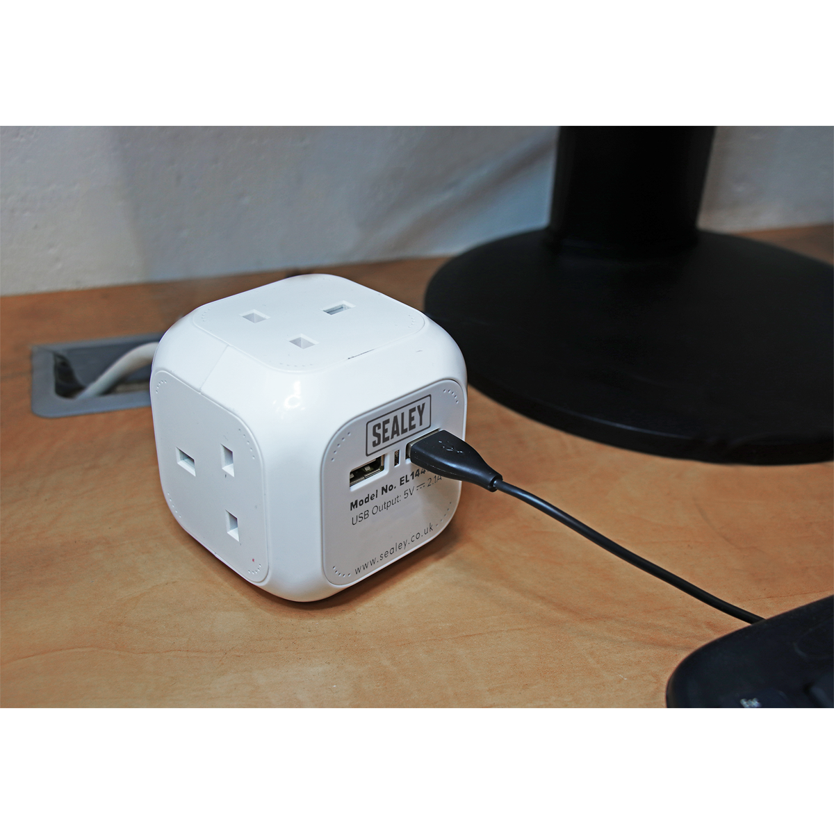 Sealey 4 Way 2xUSB 1.4m Cube Extension Lead 4x230V 2x5V 2.1A White EL144USB
