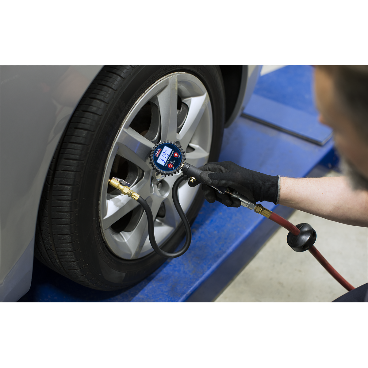 Sealey Digital Tyre Inflator With Clip-On Connector Battery Powered SA400